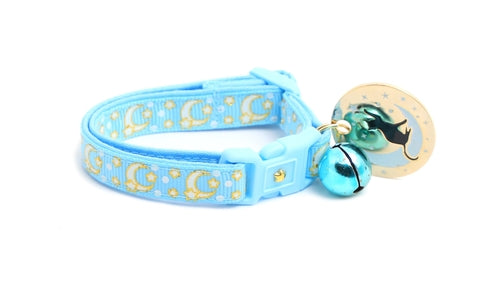 Puderblaues Katzenhalsband mit Goldenen Monden und Sternen – Leuchtendes Glow Halsband