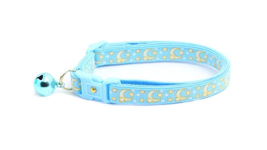 Puderblaues Katzenhalsband mit Goldenen Monden und Sternen – Leuchtendes Glow Halsband
