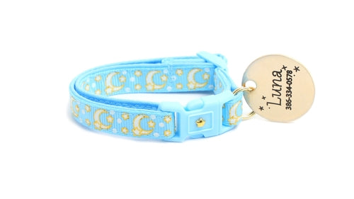 Puderblaues Katzenhalsband mit Goldenen Monden und Sternen – Leuchtendes Glow Halsband