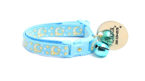 Puderblaues Katzenhalsband mit Goldenen Monden und Sternen – Leuchtendes Glow Halsband