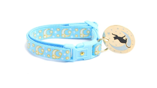 Puderblaues Katzenhalsband mit Goldenen Monden und Sternen – Leuchtendes Glow Halsband