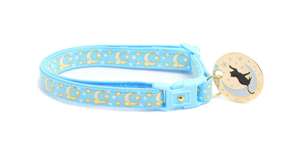 Puderblaues Katzenhalsband mit Goldenen Monden und Sternen – Leuchtendes Glow Halsband