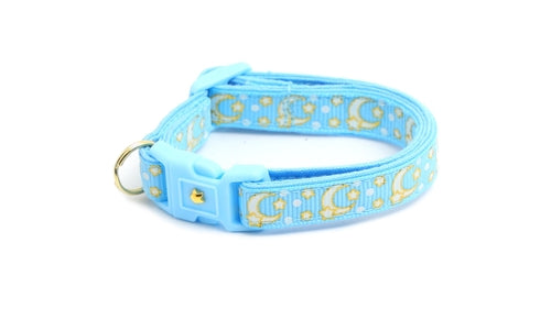 Puderblaues Katzenhalsband mit Goldenen Monden und Sternen – Leuchtendes Glow Halsband