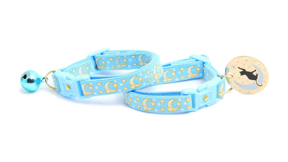 Puderblaues Katzenhalsband mit Goldenen Monden und Sternen – Leuchtendes Glow Halsband