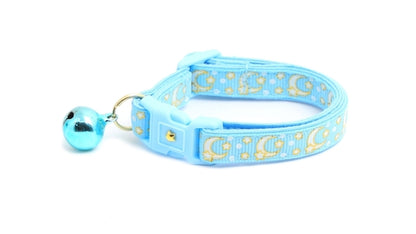 Puderblaues Katzenhalsband mit Goldenen Monden und Sternen – Leuchtendes Glow Halsband