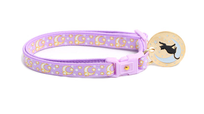 Pastell-Lila Katzenhalsband mit Goldenen Monden und Sternen – Verstellbares Schmuck-Halsband