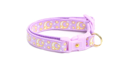 Pastell-Lila Katzenhalsband mit Goldenen Monden und Sternen – Verstellbares Schmuck-Halsband