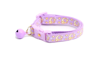 Pastell-Lila Katzenhalsband mit Goldenen Monden und Sternen – Verstellbares Schmuck-Halsband