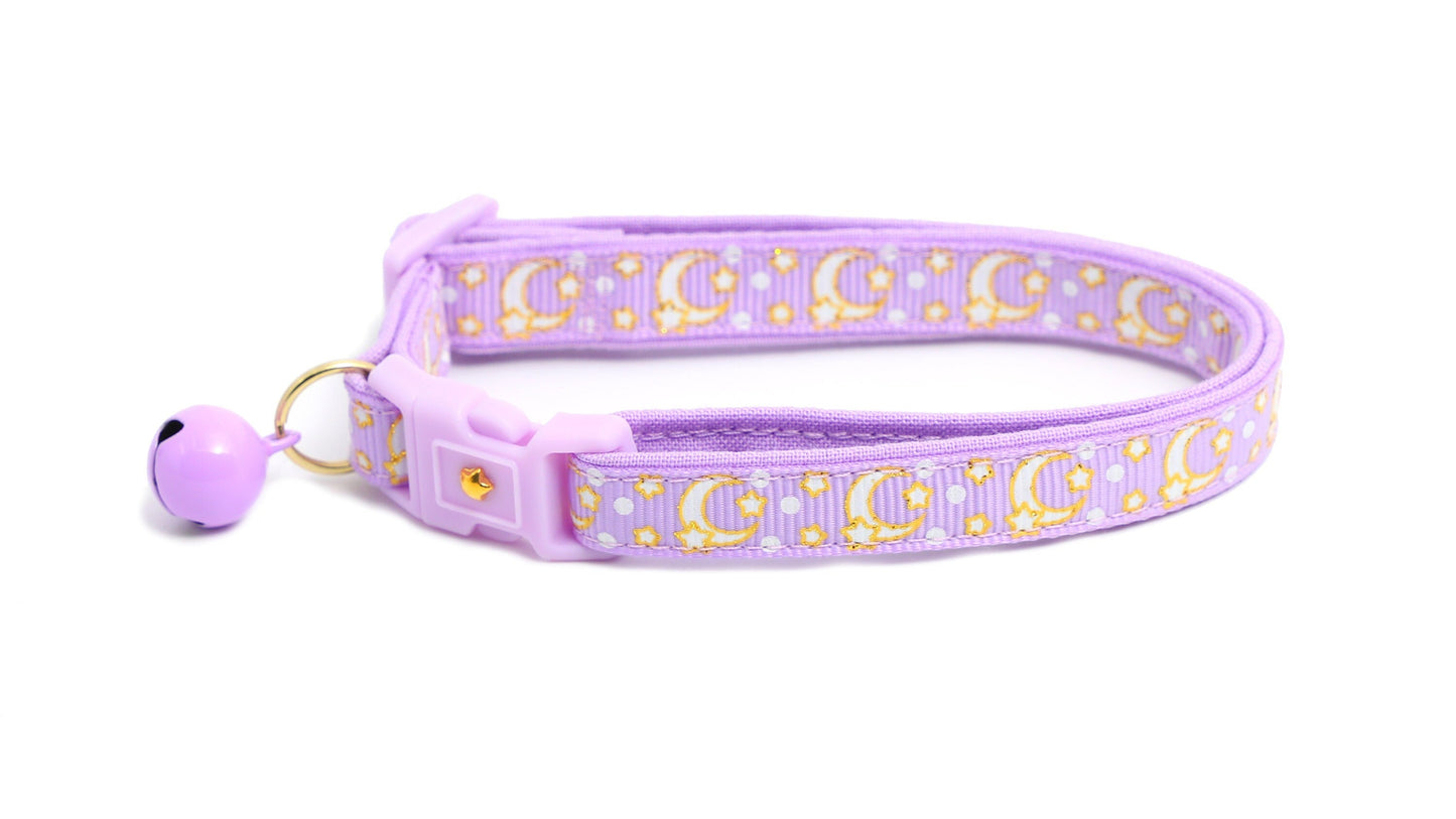 Pastell-Lila Katzenhalsband mit Goldenen Monden und Sternen – Verstellbares Schmuck-Halsband