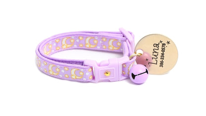 Pastell-Lila Katzenhalsband mit Goldenen Monden und Sternen – Verstellbares Schmuck-Halsband